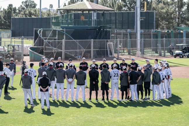 The LG team is having a meeting after the 2026 spring camp's own Cheongbaek match in Scottsdale, Arizona, USA on the 20th (Korea Standard Time). /Photo = Courtesy of LG Twins