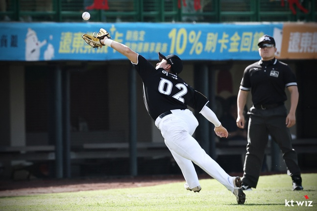 KT游击手李康民正在试图接球。 =照片=KT wiz提供。