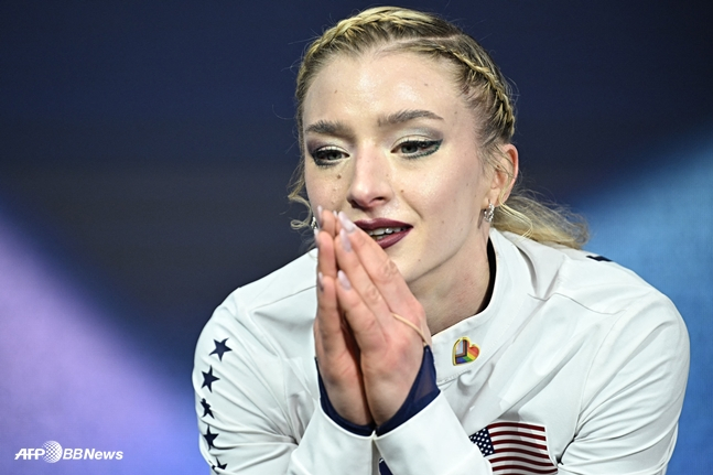 Amber Glenn chờ kết quả trượt băng tự do. /AFPBBNews = Tin tức 1