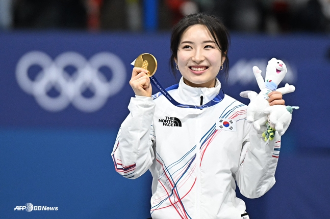 图为,在颁奖仪式上咬着金牌的金吉儿。 =法新社BBNews=新闻1。