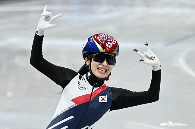 通过终点线的金吉里。 =法新社BBNews=新闻1。