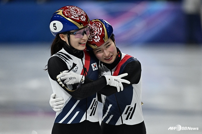 抵达终点后,崔敏静(左)和金吉丽。 =法新社BBNews=新闻1。