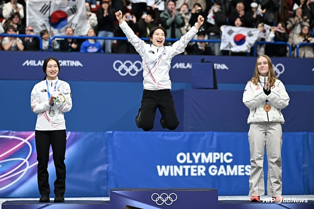 图为被点名后,金吉利正在领奖台上跳跃。 =法新社BBNews=新闻1。