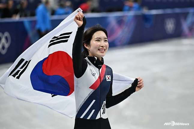 和太极旗一起高兴的金吉里。 =法新社BBNews=新闻1。