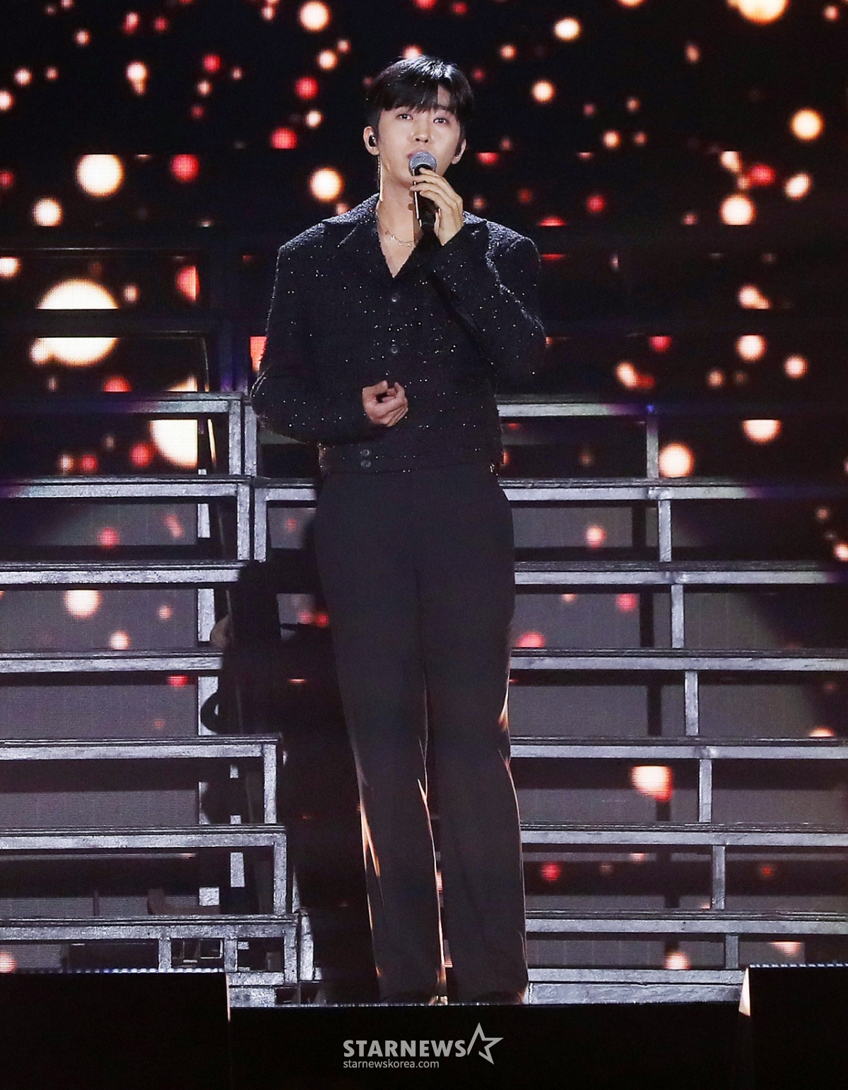 歌手イム·ヨンウンが2023年12月14日、フィリピンアリーナで開かれた「2023アジアアーティストアワードインフィリピン」(2023 Asia Artist Awards IN THE PHILIPPINES、以下「2023AAA」)で素敵な舞台を披露している。  イム·ヨンウンは「2023AAA」でAAA大賞今年のファンダムをはじめ、人気賞、ホットトレンド、ベストチョイス、フェビュラスなど5冠王の栄光を手にした。 /写真=キム·チャンヒョン