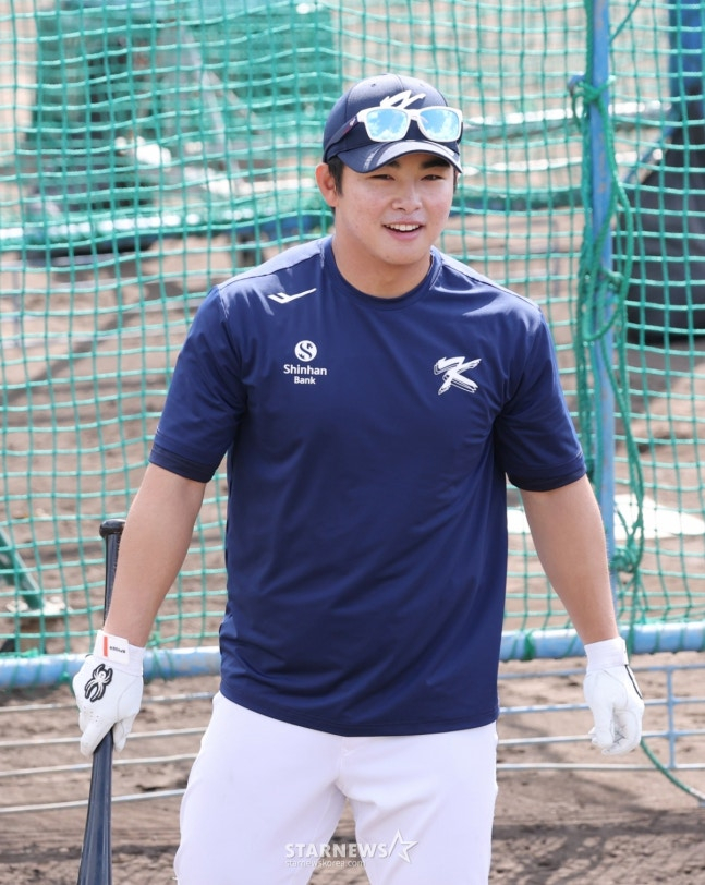 21日,WBC韩国棒球代表队在日本冲绳县八重奏球场与韩华鹰队进行了练习赛。 图为文玄彬正以明朗的表情进行击球训练。 =照片=金镇京。