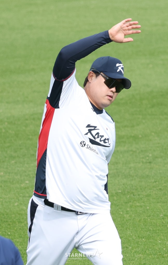 WBC代表队20日在日本冲绳Onnason Akama球场与三星狮子队进行了练习赛。 图为柳贤振正在进行伸展运动训练。 =照片=金镇京。