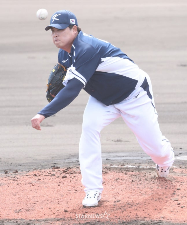 WBC韩国棒球代表队21日在日本冲绳县八重江户球场与韩华鹰队进行了练习赛。 国家队首发投手柳贤振正在奋力拼搏。 =照片=金镇京。