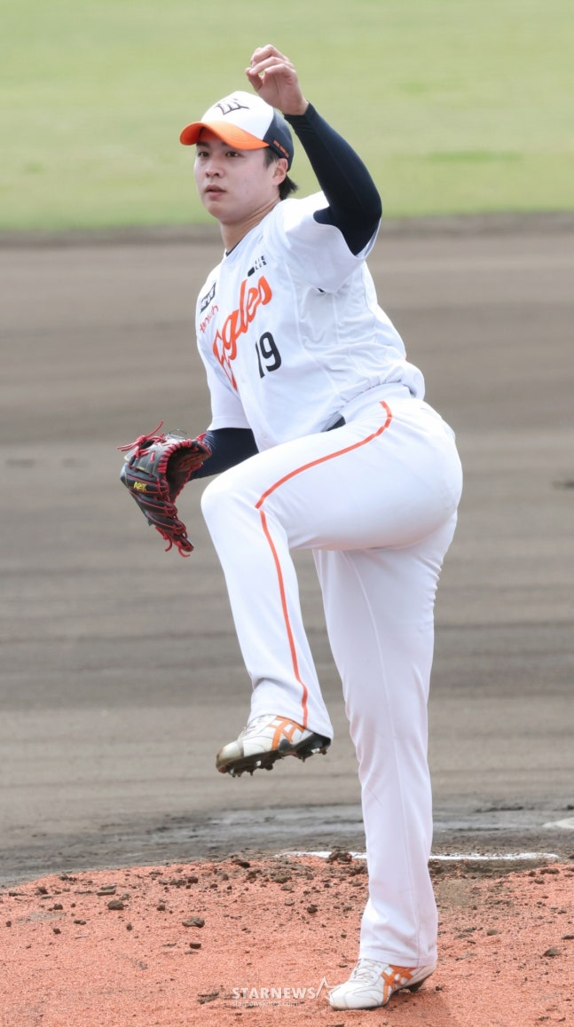 WBC韩国棒球代表队21日在日本冲绳县八重江户球场与韩华鹰队进行了练习赛。 图为,韩华队的首发投手王彦成正在奋力拼搏。 =照片=金镇京。