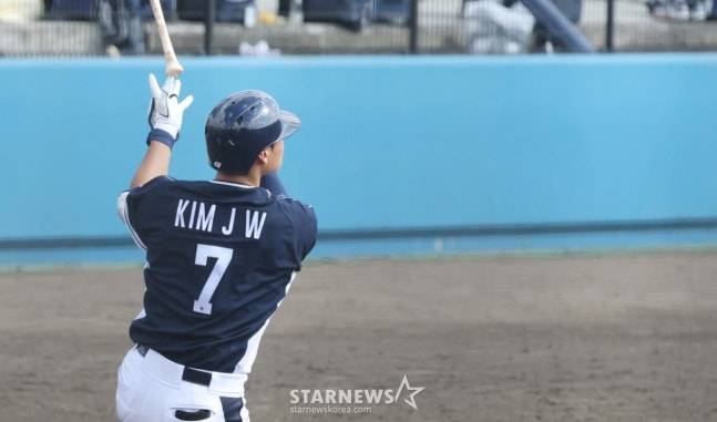 WBC韩国棒球代表队21日在日本冲绳县八重江户球场与韩华鹰队进行了练习赛。 图为代表队金周元(音)在第7回合初无人出局1、2垒有人的情况下击出了逆转的3分本垒打。 =照片=金镇京。