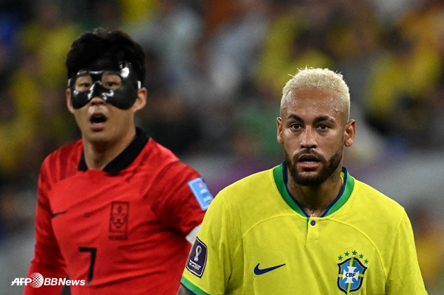 图为在2022卡塔尔世界杯上展开对决的孙兴慜(左后)和内马尔。 =法新社BBNews=新闻1。