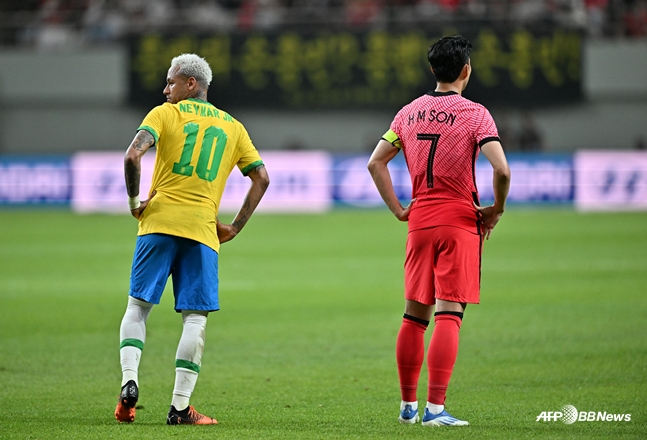 图为2022年6月在国内通过友谊赛对决的内马尔（左）和孙兴慜。 =法新社BBNews=新闻1。