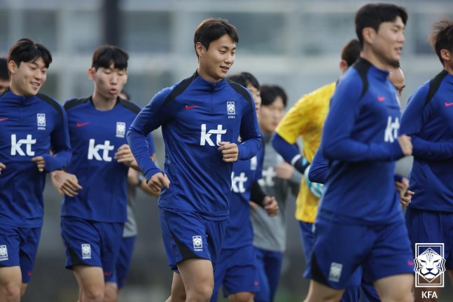 图为代表队所属的白承浩(中)。 =图:韩国足协。