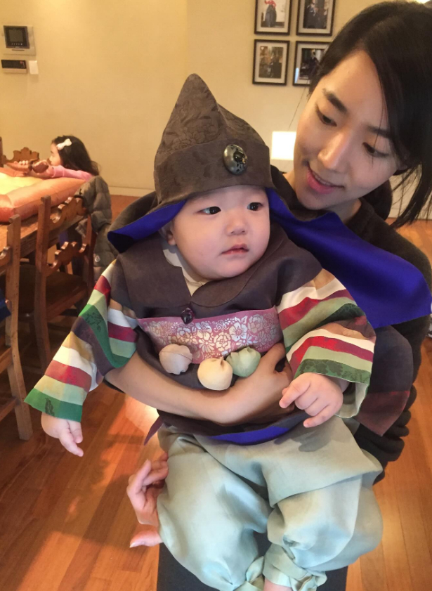 Photo = Lee Yunjin Instagram