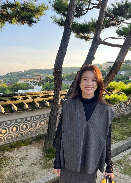 Photo = Han Hyo-joo Instagram