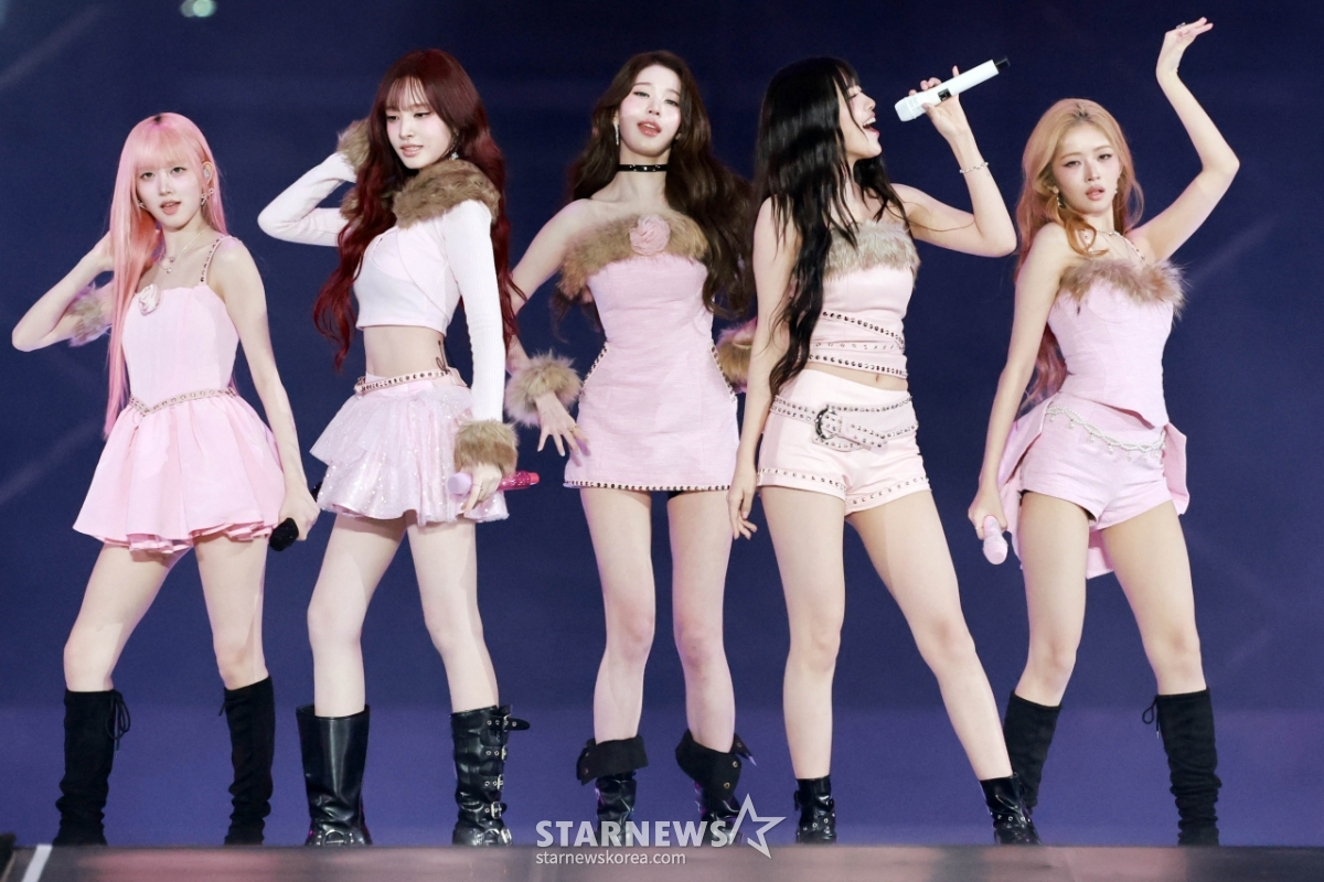 Group IVE (IIVE) Liz, Ray, Ahn Yu-jin, Jang Won-young, Autumn and Lee Seo are giving a great performance at the "10th Anniversary Asian Artist Awards 2025" hosted by Star News at Kaohsiung National Stadium on the 6th.   The 10th Anniversary Asian Artist Awards 2025 (10th Anniversary Asian Artist Awards 2025 and 10th Anniversary AAA 2025), which will be held at Kaohsiung National Stadium from December 6 to 7, will be broadcast live on TV and online streaming through MTN (Money Today Broadcasting) and Weverse, respectively.  /2025.12.06 / Photo = B. coli tjdrbs23@