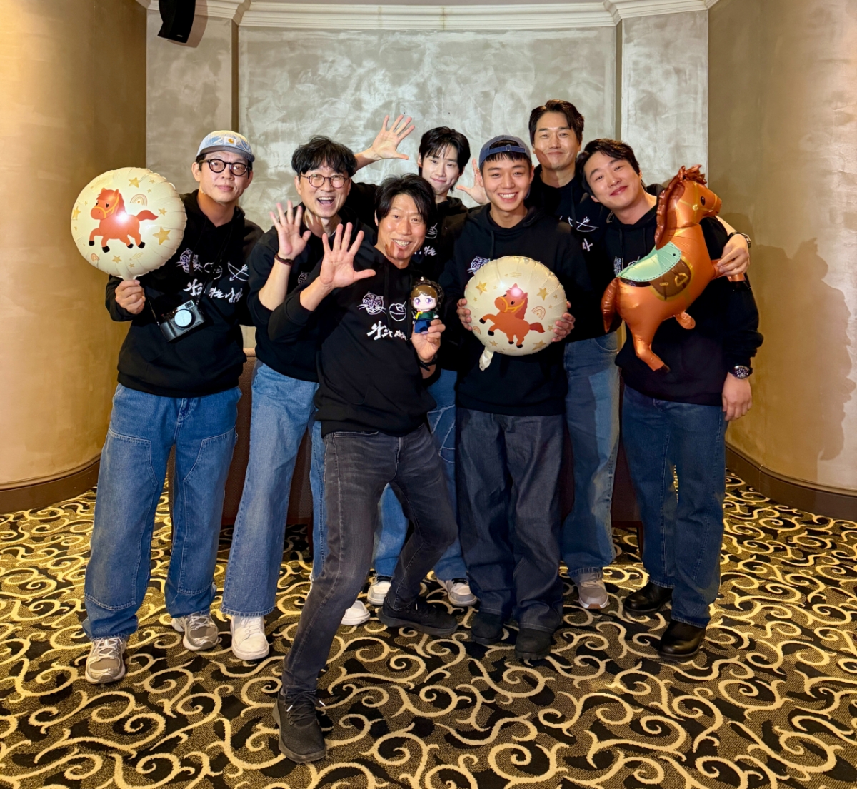 =和王一起生活的男人。