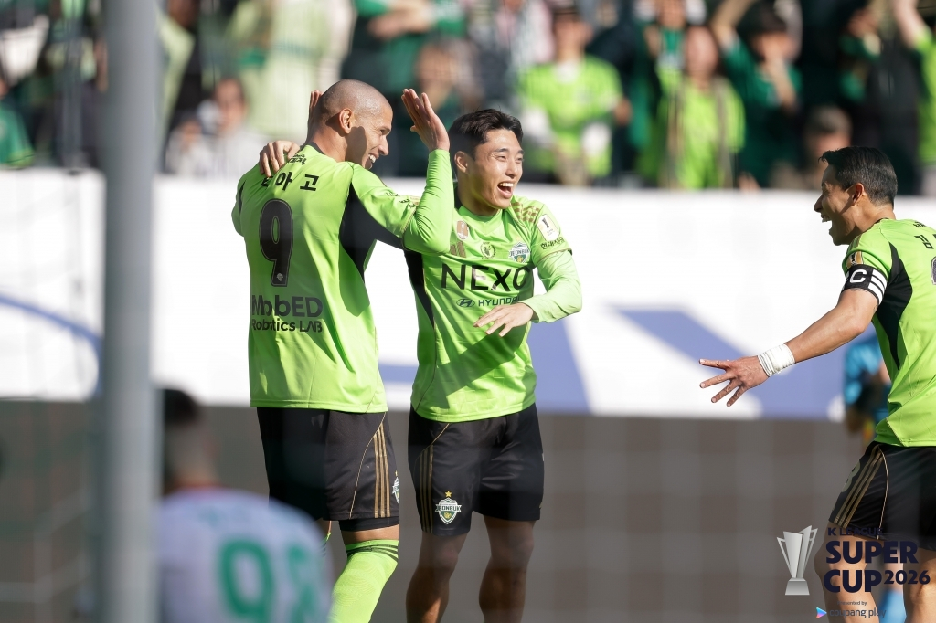 21日，全北现代TIAGO在全州世界杯体育场举行的与大田Hana Citizen队的K联赛超级杯上进球后，与队友们一起庆祝。 =图为，韩国职业足球联盟提供。