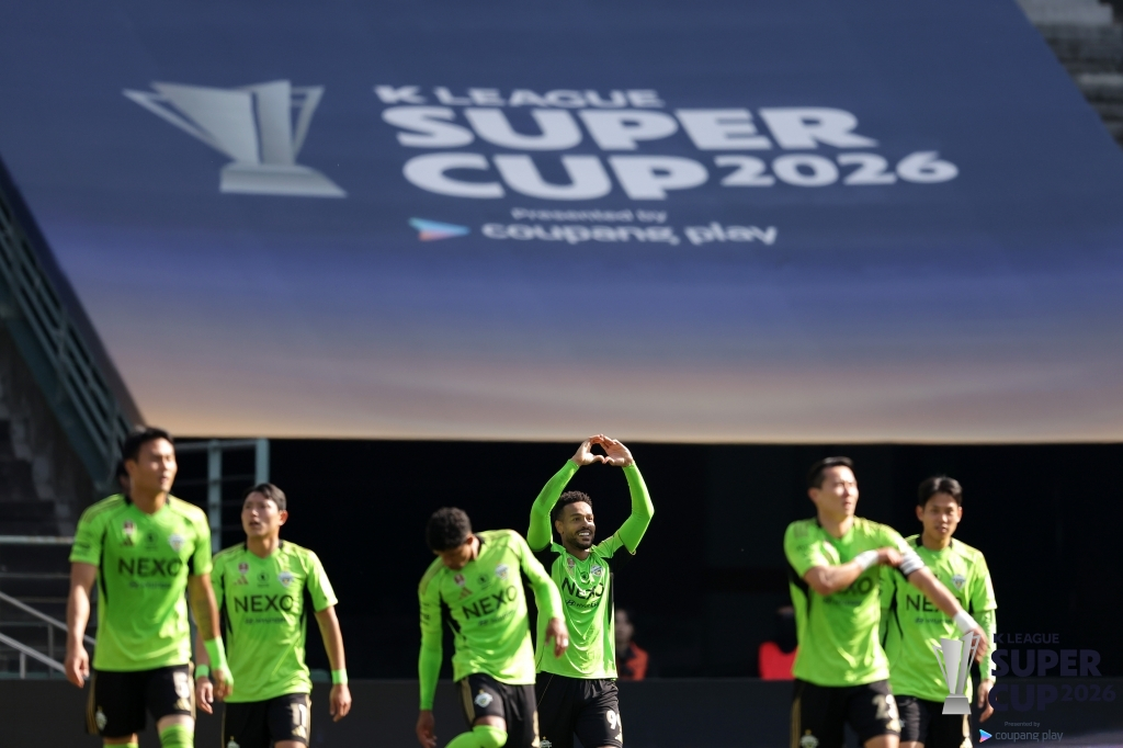 21日，在全州世界杯体育场举行的大田Hana Citizen队的K联赛超级杯上，全北现代队莫达队率先攻入一球后，正在庆祝进球。 =图为，韩国职业足球联盟提供。