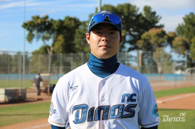 NC Dinos' Park Si-won smiles in front of the camera after being named the game MVP by hitting a home run in the Blue and White match at Tucson Enex Field in Arizona on the 21st. /Photo = Courtesy of NC Dinos