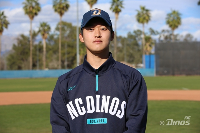 NC Dinos pitcher Won Jong-hae poses in front of the camera after being selected as the MVP of the game for two scoreless innings as a starting pitcher for the white team at Tucson Enex Field in Arizona on the 21st. /Photo = Courtesy of NC Dinos