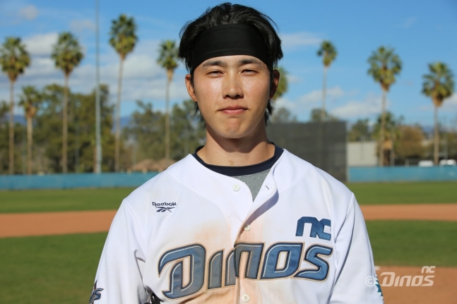 NC Dinos' Chun Jae-hwan smiles in front of the camera after leading the white team to victory with a hard hit in the Blue and White match at Enexfield in Tucson, Arizona on the 21st. /Photo = Courtesy of NC Dinos