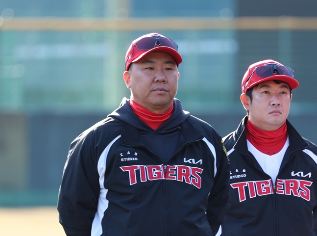 他就是正在与选手团进行会谈的李范浩教练。 =照片:起亚老虎队