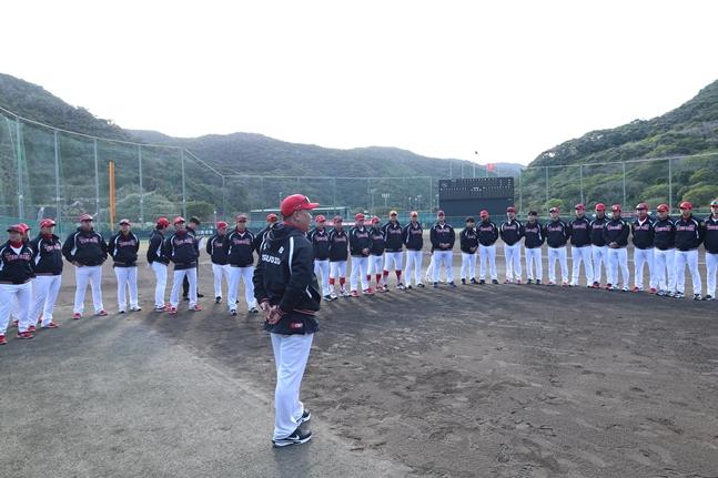 图为李范浩教练正在向选手团表明传达事项。 =照片:起亚老虎队