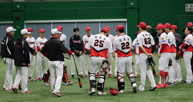 正在进行防守训练的KIA选手团。 =照片:起亚老虎队