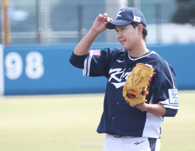 WBC韩国棒球代表队21日在日本冲绳县八重江户球场与韩华鹰队进行了练习赛。  代表队的柳永灿正在奋力拼搏。 =照片=金镇京。