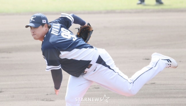 WBC韩国棒球代表队21日在日本冲绳县八重江户球场与韩华鹰队进行了练习赛。  国家队首发投手柳贤振正在奋力拼搏。 =照片=金镇京。