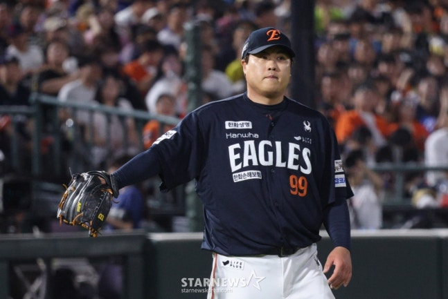 图为柳贤振身穿韩华队队服正在接球。 =照片=金镇京。