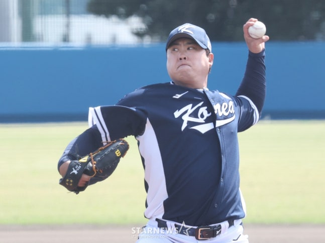 WBC韩国棒球代表队21日在日本冲绳县八重江户球场与韩华鹰队进行了练习赛。  国家队首发投手柳贤振正在奋力拼搏。 =照片=金镇京。