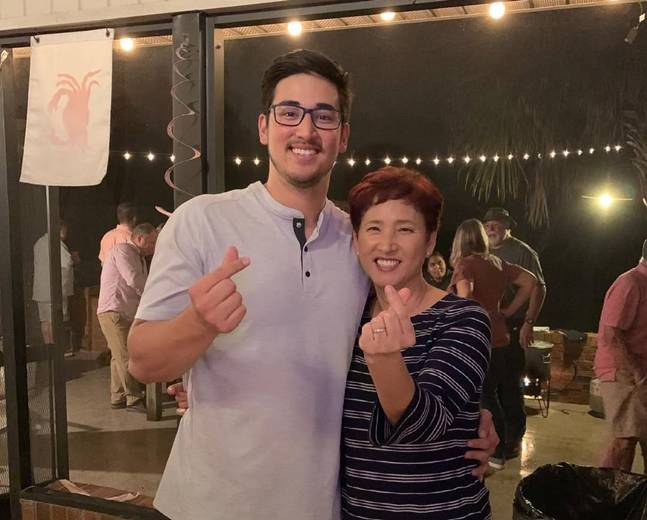 图为，唐宁（左）与韩国母亲合影。 =照片:Dayne Dunning在SNS上结束。