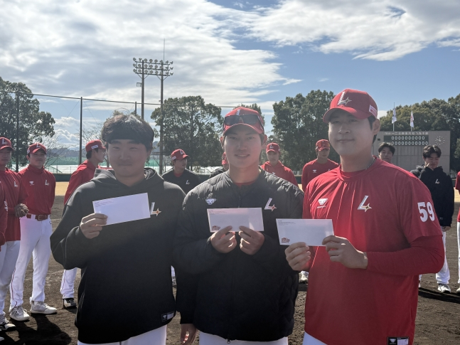 Shin Bum-soo (from left), who won the Leader Award at SSG 2026 Futures Spring Camp, and Lee Won-joon and Baek Seung-gun, who were selected as MVP. /Photo = Courtesy of SSG Landers