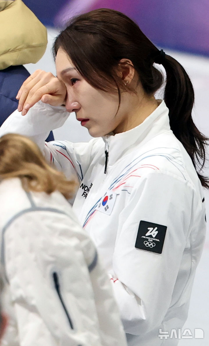 图为获得女子1500米银牌的崔敏静（音）在颁奖仪式即将举行之际正在擦眼泪。 =照片=newsis。