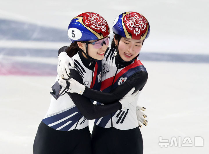 图为在女子1500米比赛中双双获得金牌和银牌的金吉丽（右）和崔敏贞（音）正在拥抱。 =照片=newsis。