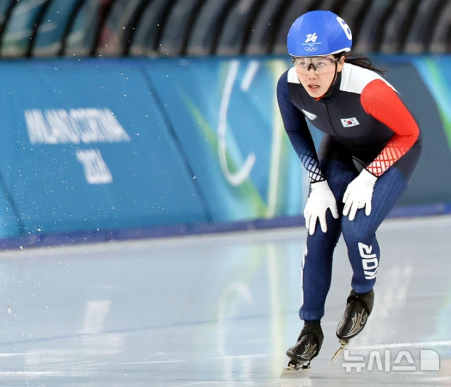 图为朴智宇（音）在女子集体出发决赛中冲过终点后，正在通过电子屏幕确认排名。 =照片=newsis。