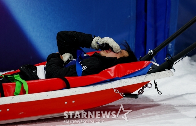 Lee Seung-hoon is moving on a stretcher after being injured during practice ahead of the men's half-pipe final at the 2026 Milan-Cortina D'Ampezzo Winter Olympics on the 21st. He is in agony with his hands covering his eyes. /Reuters=News1
