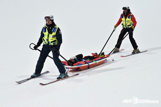 Lee Seung-hoon (center) is moving by Patrol on a stretcher. /AFPBBNews=News1
