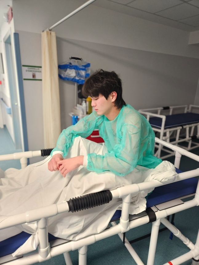 Lee Seung-hoon is moving to the hospital and wearing patient clothes. /Photo = Lee Seung-hoon SNS Source