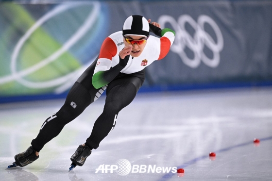Kim Min-seok is running in the men's 1,500m speed skating event at the 2026 Milan/Cortina D'Ampezzo Winter Olympics at Milan Speed Skating Stadium in Italy on the 20th (Korea time). /AFPBBNews=News1