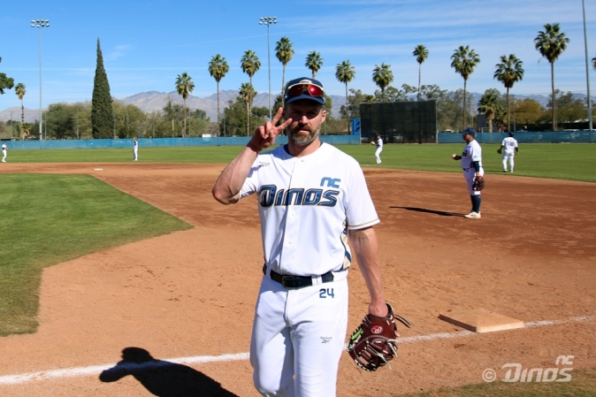Matt Davidson poses for the camera during training at Tucson Spring Camp in Arizona, U.S. /Photo = Courtesy of NC Dinos