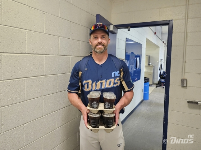 Matt Davidson presents coffee to NC players in training. /Photo = Courtesy of NC Dinos