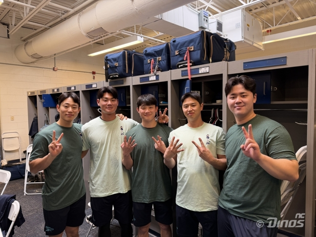 NC players are posing in T-shirts presented by Davison. /Photo = Courtesy of NC Dinos
