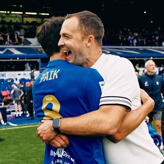 图为拥抱伯明翰城市白承浩的伯明翰城市队主教练克里斯戴维斯。 =照片:伯明翰城市官方社交网络服务(SNS)