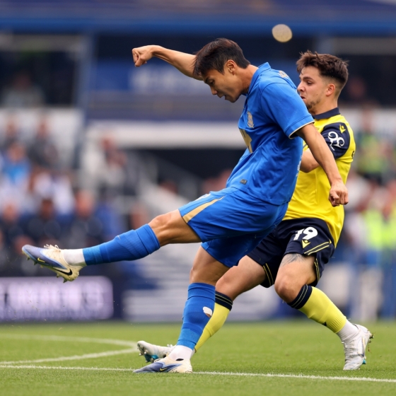 图为今年8月,在英国伯明翰的圣安德鲁斯体育场举行的牛津联队比赛中,伯明翰城市白承浩正在尝试用左脚射门。 =照片:伯明翰城市官方社交网络服务(SNS)