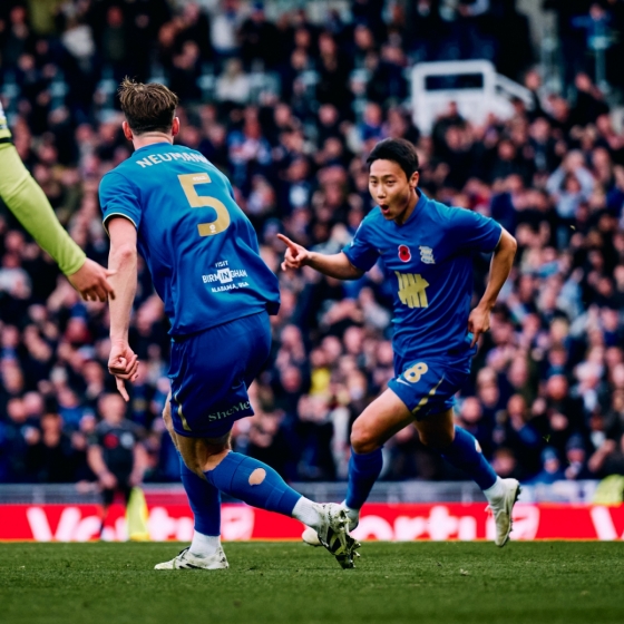 伯明翰城队的白承浩(右)在英国伯明翰的圣安德鲁举行的与朴次茅斯队的2025~2026英格兰锦标赛(第2级)第13轮比赛中,率先攻入跳水头球后高兴不已。 =照片:伯明翰城市官方社交网络服务(SNS)