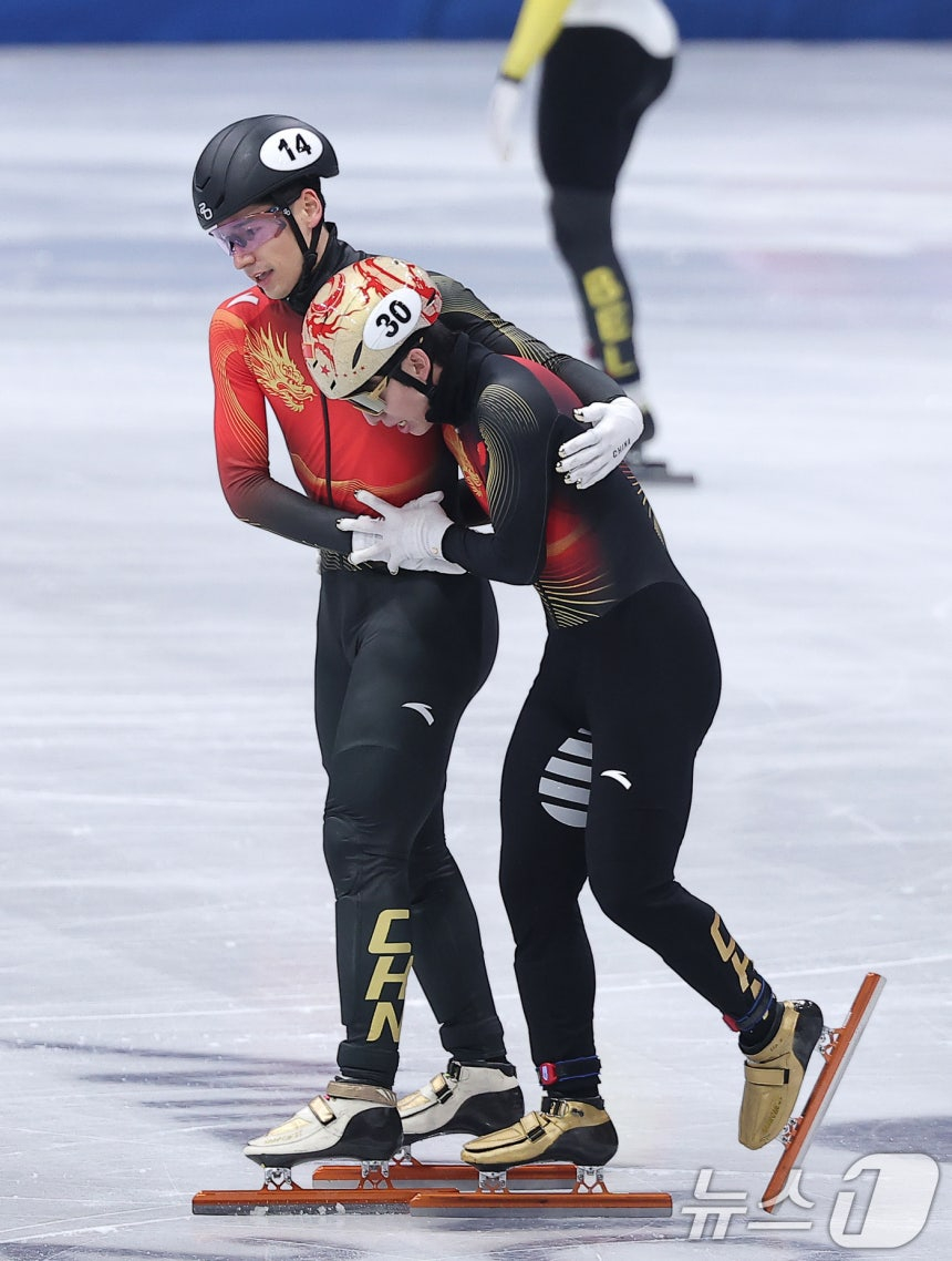 中国短道速滑国家队队员林晓军(右,韩国名林孝俊)。 =照片=news1