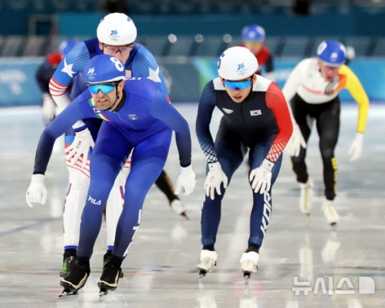 图为1月22日,2026米兰·科尔蒂纳丹佩佐(cortinadam petcho)冬奥会速滑男子团体操决赛中,郑在元(右)第五次冲过终点线后感到遗憾。 =照片=newsis。